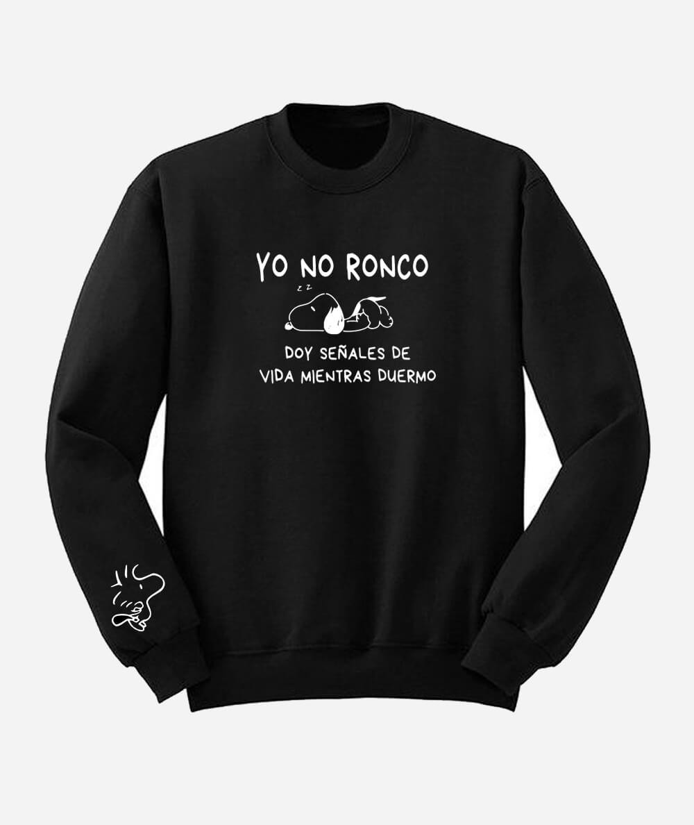 Polerón negro de Snoopy con frase Yo no ronco, doy señales de vida mientras duermo