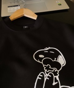 Polerón negro con estampado de Snoopy
